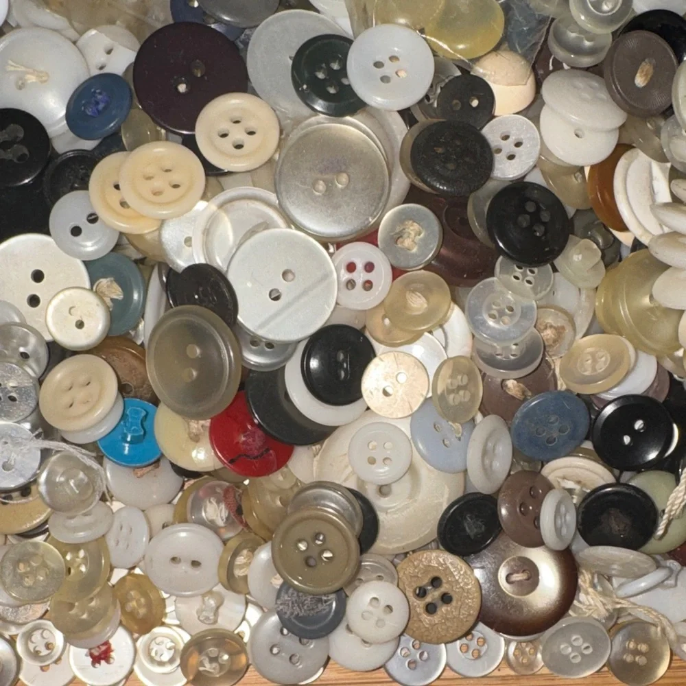 6,168 Button Bundle Assorted - Picture 4 of 13